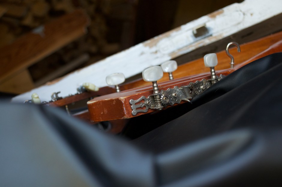 Kitara, joka rikottu, josta tehty naulakko, joka rikottu, jonka osat jemmattu