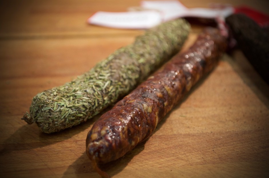 Mitähän Eduardon oven taakse ilmestyy? Salamia?