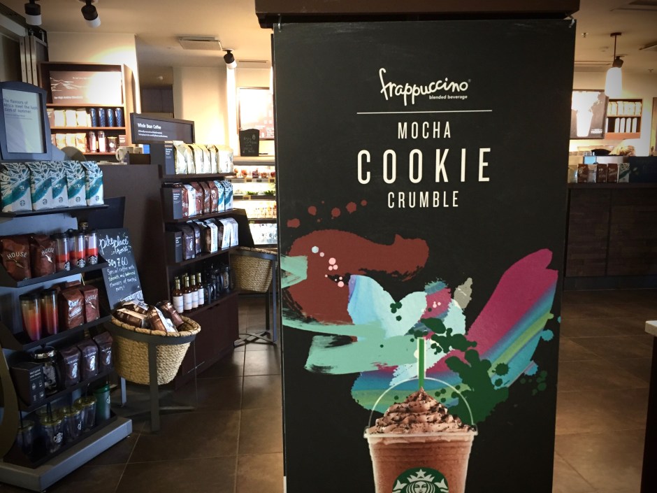 Mocha Cookie Crumble Frappuccinot lentokentän Starbuckissa. 