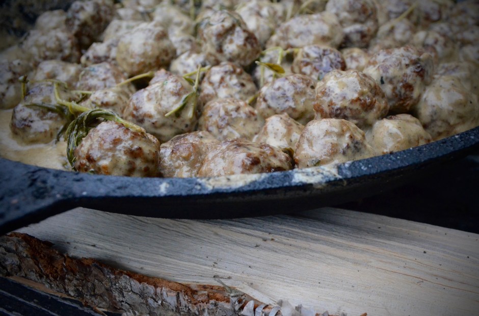 Lihapullat kermakastikkeessa.